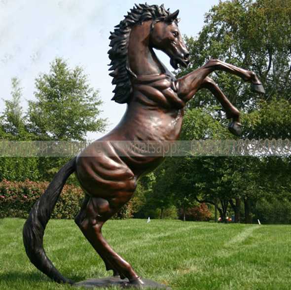 跳跃的马雕塑
