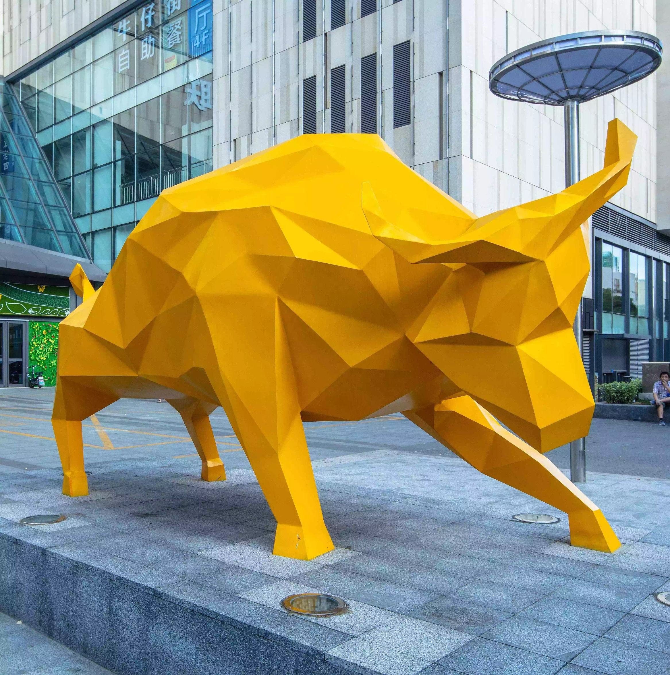 Large Folk Art Resin Charging Bull Statue Outdoor Garden Park Decoration Fiberglass Animal Wall Street Bull Sculpture Figurine