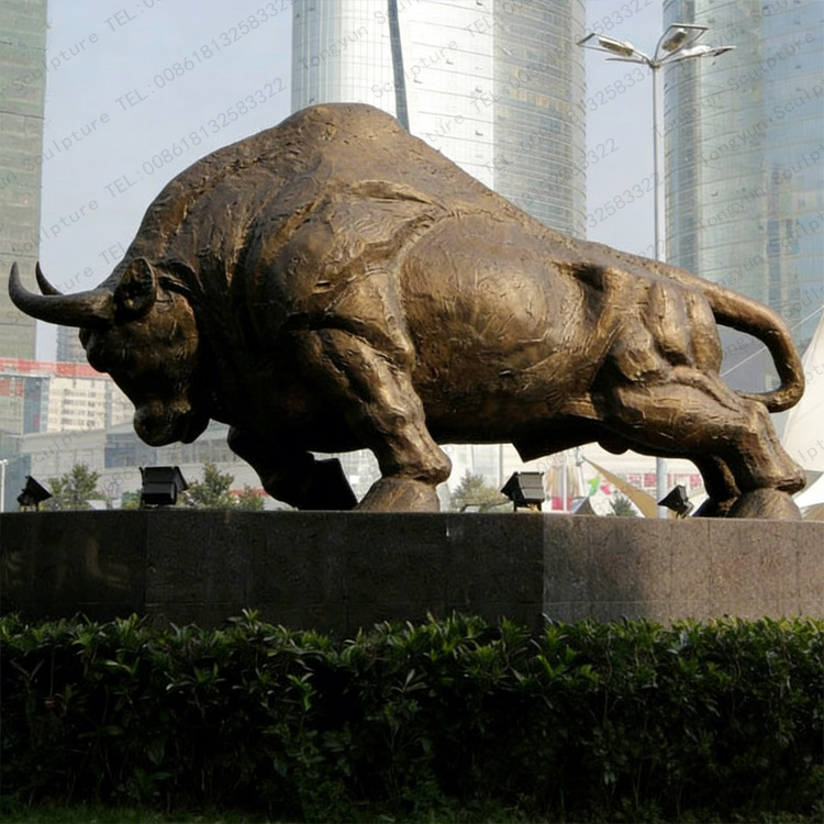 Big Raging Bull Sculpture For Square Decoration.jpg