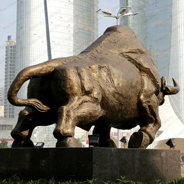 Big Raging Bull Sculpture For Square Decoration.jpg