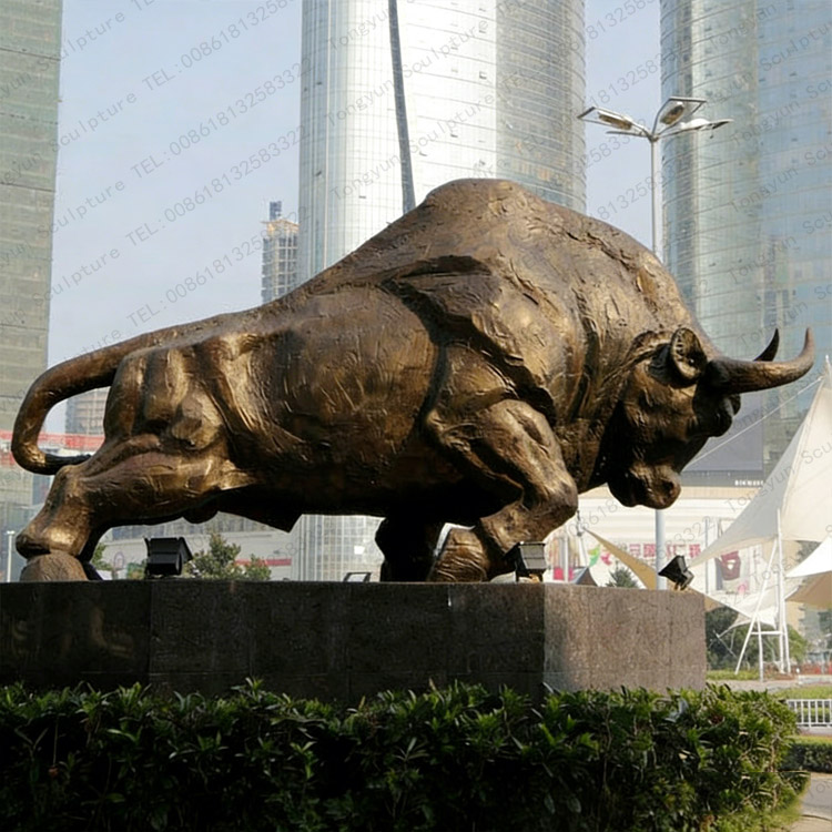 Big Raging Bull Sculpture For Square Decoration.jpg